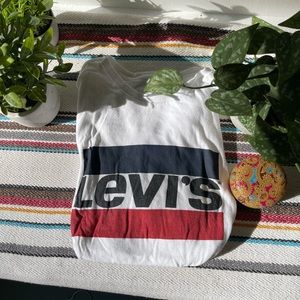 White Levi’s T-shirt